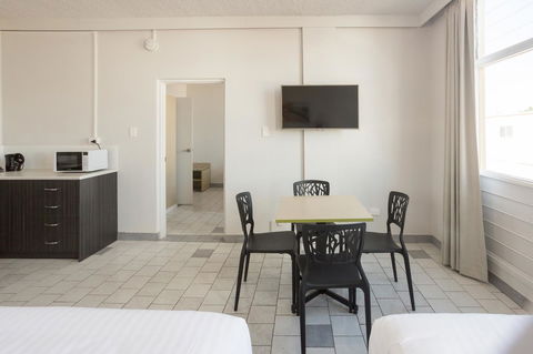 Nightcap At Emerald Star Hotel - Stayed 29