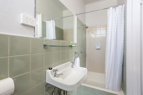 Nightcap At Emerald Star Hotel - Stayed 2