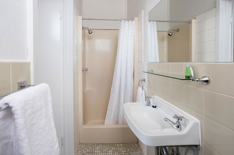 Nightcap At Emerald Star Hotel - Stayed 27