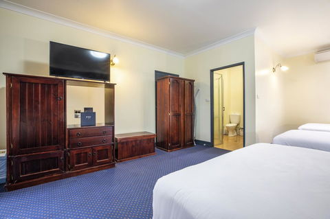 Nightcap At Atherton Hotel - Stayed 15