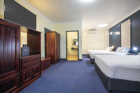 Nightcap At Atherton Hotel - Stayed 16
