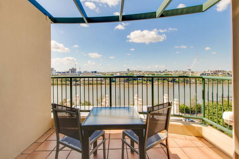 Central Cosmo Apartment Hotel - Stayed 24