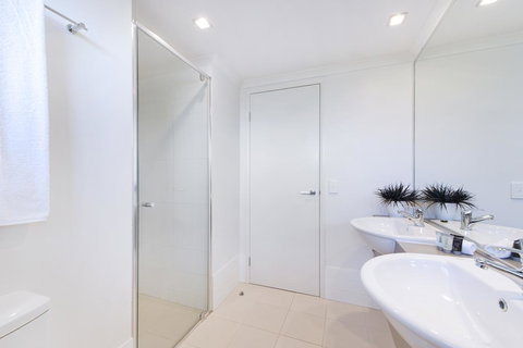 On The Bay Apartments - Stayed 24