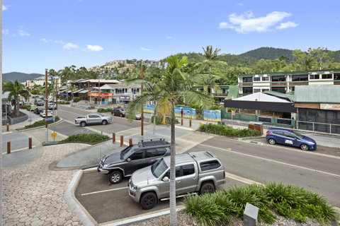 Location! 2BR Town View Unit In Centre Of Airlie. - Stays Accommodation 1