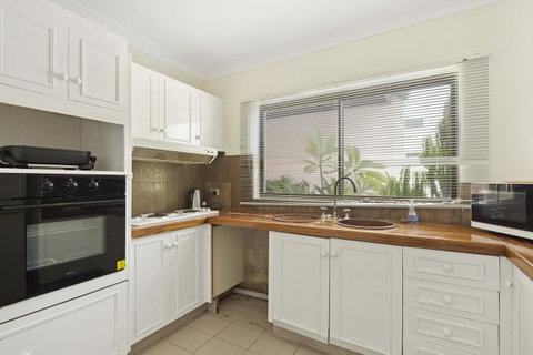 Location! 2BR Town View Unit In Centre Of Airlie. - Stays Accommodation 11