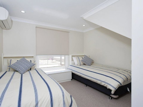Whispering Sands', 10 Sandy Point Road - Luxury Waterfront Home With Aircon, WIFI & Foxtel - Stayed 2