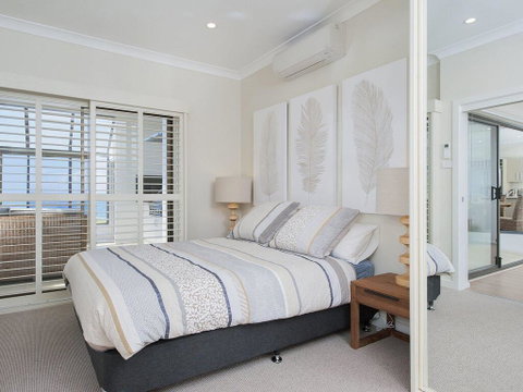 Whispering Sands', 10 Sandy Point Road - Luxury Waterfront Home With Aircon, WIFI & Foxtel - Stayed 1