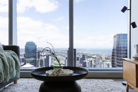 A 2BR Apt With Amazing City Views, FREE Parking - Stayed 4