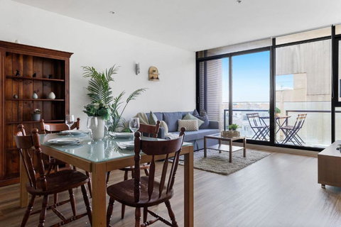 A Chic 2BR Apt Near Melbourne Uni FREE Parking - Stayed 0