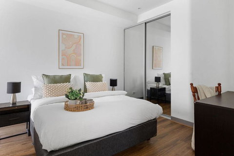 A Chic 2BR Apt Near Melbourne Uni FREE Parking - Stayed 3
