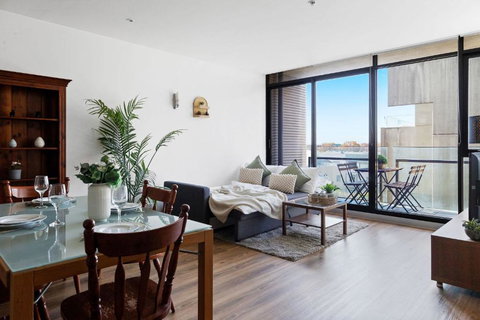 A Chic 2BR Apt Near Melbourne Uni FREE Parking - Stayed 2