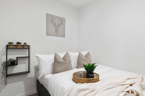 A Chic 2BR Apt Right Next To Melbourne Central - Stays Accommodation 4