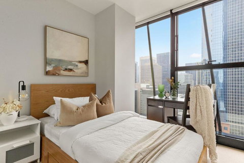 A Chic & Comfy 2BR Apt On Collins With City Views - Stayed 4