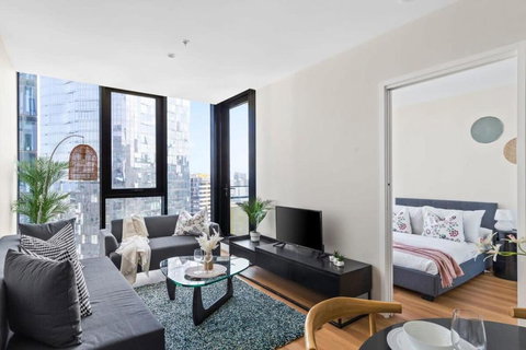 A Cozy 2BR Apt Near Crown With City Skyline Views - Stays Accommodation 0