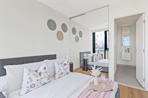 A Cozy 2BR Apt Near Crown With City Skyline Views - Stays Accommodation 2