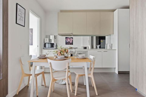 A Cozy 2BR Apt With Harbour Views FREE Parking - Stayed 4