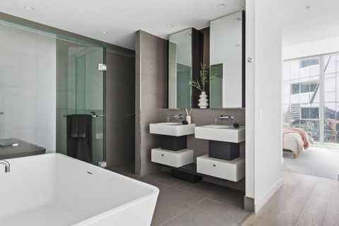 A Stylish 3BR Apt With Harbour Views FREE Parking - Stayed 2