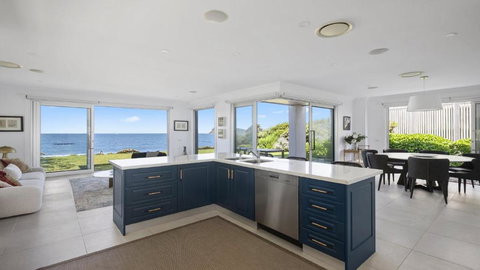 Absolute Beachfront On Stunning Pearl Beach - Stays Accommodation 2