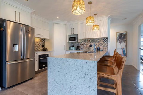 Agnes Retreat - 4 BR - 2 Min Walk To Beach - Stays Accommodation 2