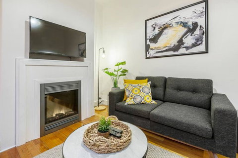 A Carlton Classic - Quaint Inner-City Getaway - Stays Accommodation 3