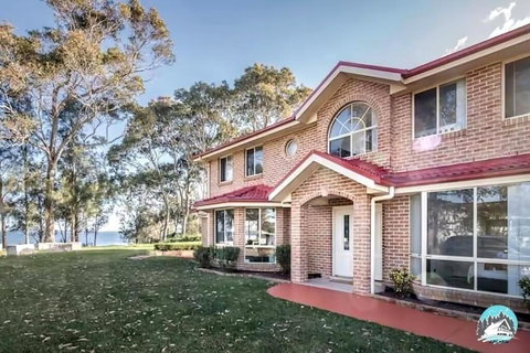 Aircabin - Tuggerawong - Lake Front - 9 Beds House - Stays Accommodation 1