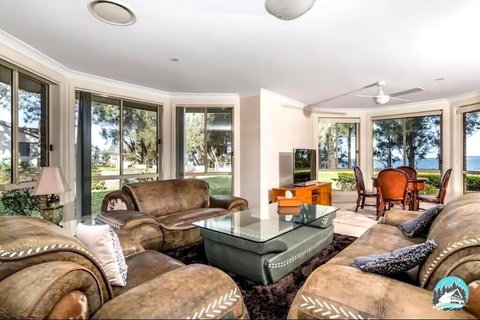 Aircabin - Tuggerawong - Lake Front - 9 Beds House - Stays Accommodation 3