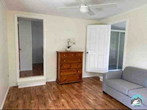 Aircabin - Tuggerawong - Lake Front - 9 Beds House - Stays Accommodation 4