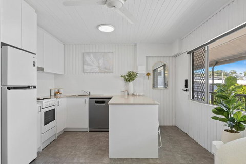 Alex Beachside Pet Friendly 2 Bed Apartment - Stays Accommodation 3