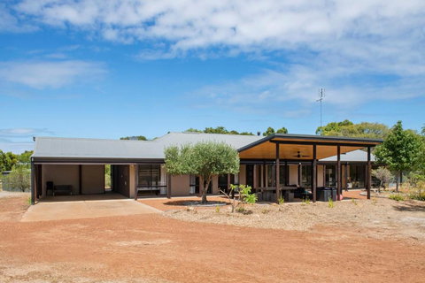 Amaroo - Stays Accommodation 0