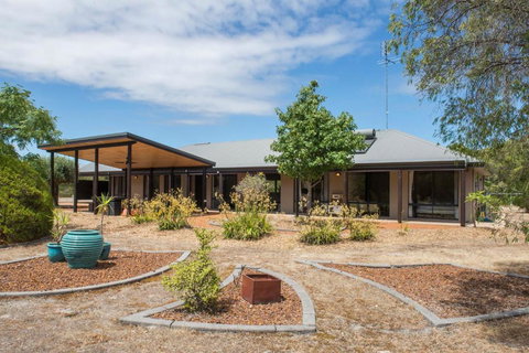 Amaroo - Stays Accommodation 1