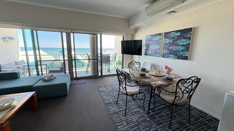 AN OCEAN,BEACHFRONT AND POOL VIEW Apartment 210 - Stays Accommodation 4