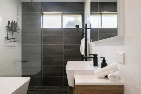 Artful Abode - Duntryleague, Vibrant Decor - Stays Accommodation 2