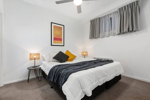 Astral Apartments. Spacious 2 Bed, 2 Bath Apartment In A Great Location. - Stays Accommodation 4