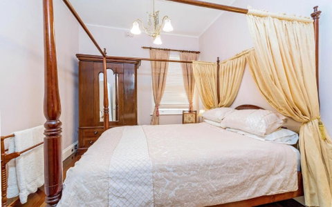 Azile 1875 Heritage Victorian Duplex - Stayed 4