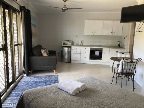 Whitsunday Waterfront Apartments - Stays Accommodation 6
