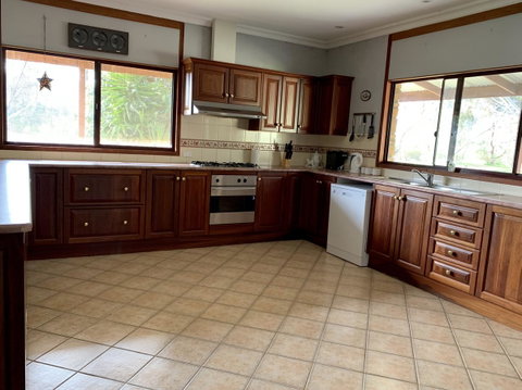 Beeâ€™s Place - 3 Bedroom Home On 10 Acres Of Land With Distant Ocean Views - Stayed 2