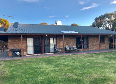 Beeâ€™s Place - 3 Bedroom Home On 10 Acres Of Land With Distant Ocean Views - Stayed 11