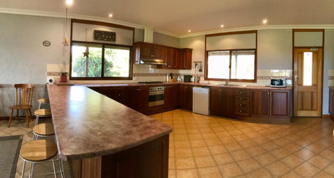 Beeâ€™s Place - 3 Bedroom Home On 10 Acres Of Land With Distant Ocean Views - Stayed 16