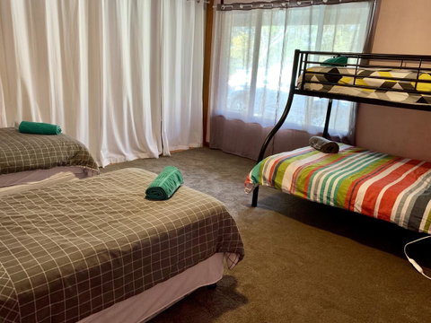 Beeâ€™s Place - 3 Bedroom Home On 10 Acres Of Land With Distant Ocean Views - Stayed 7