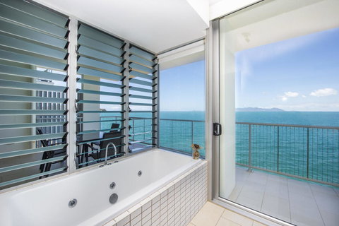 1 Bright Point Apartment 5301 - Stayed 18