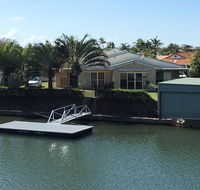 Ground floor family unit on the canal with free WIFI - Stays Accommodation