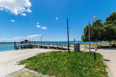 First Floor Unit Close To Shops, Park And Waterfront! - Stayed 9