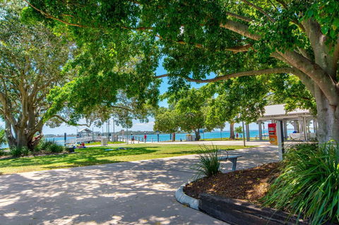 First Floor Unit Close To Shops, Park And Waterfront! - Stayed 13