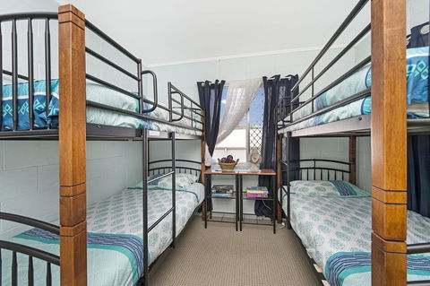First Floor Unit Close To Shops, Park And Waterfront! - Stayed 4