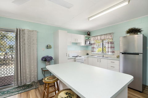 First Floor Unit Close To Shops, Park And Waterfront! - Stayed 8