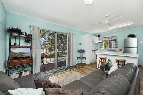 First Floor Unit Close To Shops, Park And Waterfront! - Stayed 10