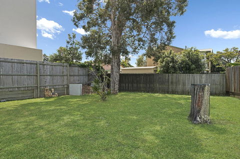 First Floor Unit Close To Shops, Park And Waterfront! - Stayed 12