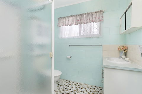 First Floor Unit Close To Shops, Park And Waterfront! - Stayed 18