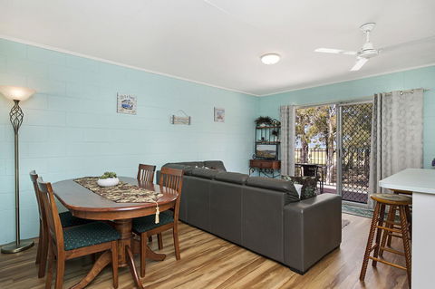First Floor Unit Close To Shops, Park And Waterfront! - Stayed 5