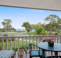 Huge top floor unit across the road....Waterfront - Stays Accommodation